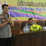 Gotong Royong Warga dan Aparat Setempat Bersihkan Tumpukan Sampah di Kali Bahagia