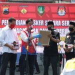 Anak Balita Papua Menangis Tak Mau Ditinggal Prajurit Satgas Yonif 413 Kostrad