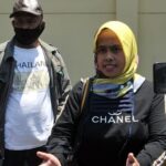 Anak Balita Papua Menangis Tak Mau Ditinggal Prajurit Satgas Yonif 413 Kostrad