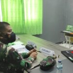 Satgas Pamtas Yonif 642 Bersama Masyarakat Perbaiki Jalan Desa