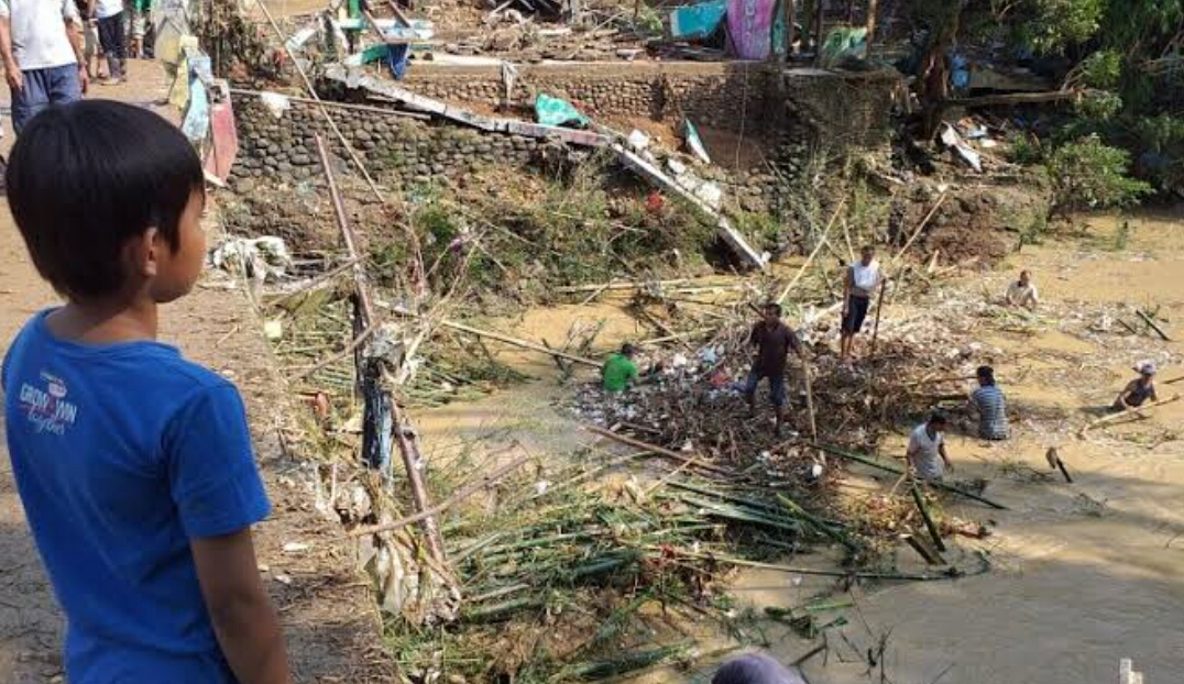 Banjir Bandang Terjang Gunung Mas Puncak, Warga Lari Menyelamatkan Diri ...