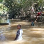 Bantu Warga Panen Padi, Satgas Yonif 642 Terjun Langsung ke Sawah
