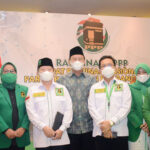 Aster Kasdam XVII/Cen Ajak Warga Sekitar Lokasi TMMD Bahu-Membahu Bangun 8 Unit Rumah