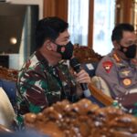 Koramil 05 / Pemangkat Bagikan Masker Gratis di Pantai Sinam