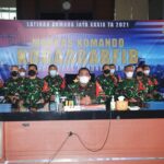 Koramil 05 / Pemangkat Bagikan Masker Gratis di Pantai Sinam