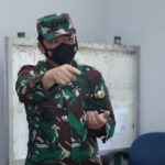 Peduli Kesehatan Warga, Babinsa Kemtuk Gresi Berikan Baju Bayi dan Kelambu