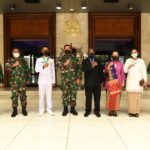 Satgas TNI Yonif RK 751/VJS Bantu Evakuasi Korban Kebakaran