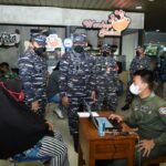 TNI AL Bagikan 1500 Paket Sembako untuk Warga Muara Gembong