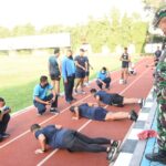 Prajurit TNI AL Balikpapan Vaksinasi Masyarakat Pesisir Pantai Lango