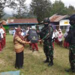 Satgas Yonif 751 Bantu Pemda Selenggarakan Upacara Pengibaran Bendera Merah Putih HUT Ke-76 RI di Tolikara