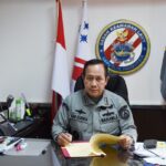 Berbagi Kasih, Satgas Pamrahwan Yonif 751/VJS Bagikan Tas dan Baju Layak Pakai