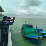 Peduli Mustahik, TNI AL Salurkan Zakat dan Infak