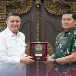 Panglima TNI Sambut WNI Yang Dievakuasi Dari Sudan