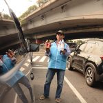 Hari Lingkungan Hidup Sedunia, Le Minerale Bagikan Rompi Gratis ke Pedagang Asongan