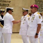 Prajurit TNI AL Padamkan Api Kebakaran Kapal Nelayan di Pelabuhan Jongor Tegal
