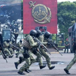 Satgas 330 Laksanakan Sweeping Di Jalan Trans Sugapa, Berhasil Amankan Puluhan Miras Ilegal