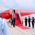 Anies Bagikan Buku untuk Anak-anak di Ambon