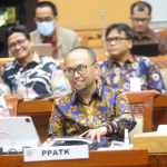 TNI Bersama Masyarakat Bantu Distribusi Sembako Untuk Korban Banjir Kalimantan Selatan