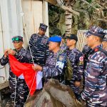 Gerak Cepat TNI AL Evakuasi Rumah Warga Tertimpa Pohon Tumbang di Minahasa Utara