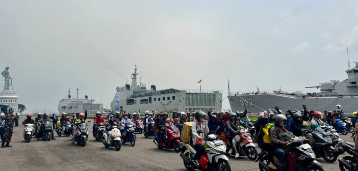 Peserta Mudik Gratis Jalur Laut Dibawa KRI Banda Aceh-593: Sambutan Hangat di Semarang dan Surabaya