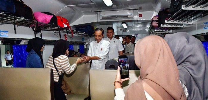 Presiden Jokowi Tinjau Arus Mudik Lebaran di Stasiun Pasar Senen