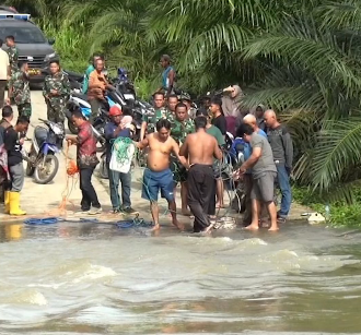 Aksi Heroik Anggota Babinsa Kodim 0404/ME Selamatkan Warga Terseret Arus Sungai