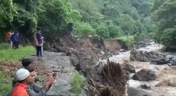 Jalan Longsor di Lembah Anai, Jalur Padang-Bukittinggi Putus