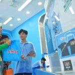 Founder Marcommads.id Dya Loretta Memberikan Sertifikat kepada 10 Peserta Content Creator Anak Disabilitas