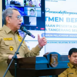 Founder Marcommads.id Dya Loretta Memberikan Sertifikat kepada 10 Peserta Content Creator Anak Disabilitas