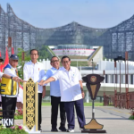 Penerjun Payung Polri Kibarkan Bendera Jokowi-Prabowo di Langit Mako Brimob Depok