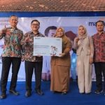 Lindungi Tanaman dari Hama, Petani Semprot Lahan Pertanian