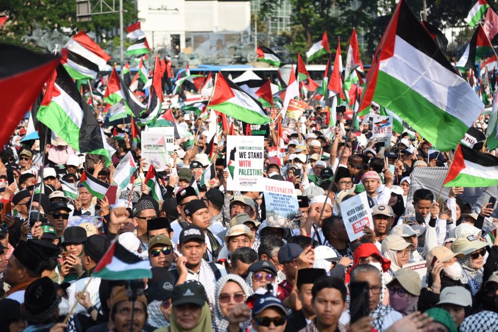 Ribuan warga dari berbagai elemen masyarakat menggelar aksi damai pro-Palestina di Patung kuda Jakarta, Minggu (12/10/ 2025). Aksi damai tersebut sebagai bentuk kecaman terhadap serangan di Palestina.