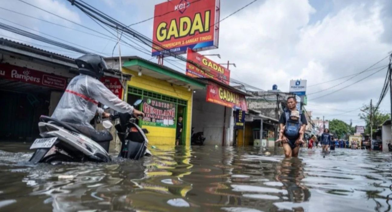 Jakarta Dikepung Air: 17 Rukun Tetangga Terparah di Timur dan Barat, Banjir Capai 1,5 Meter