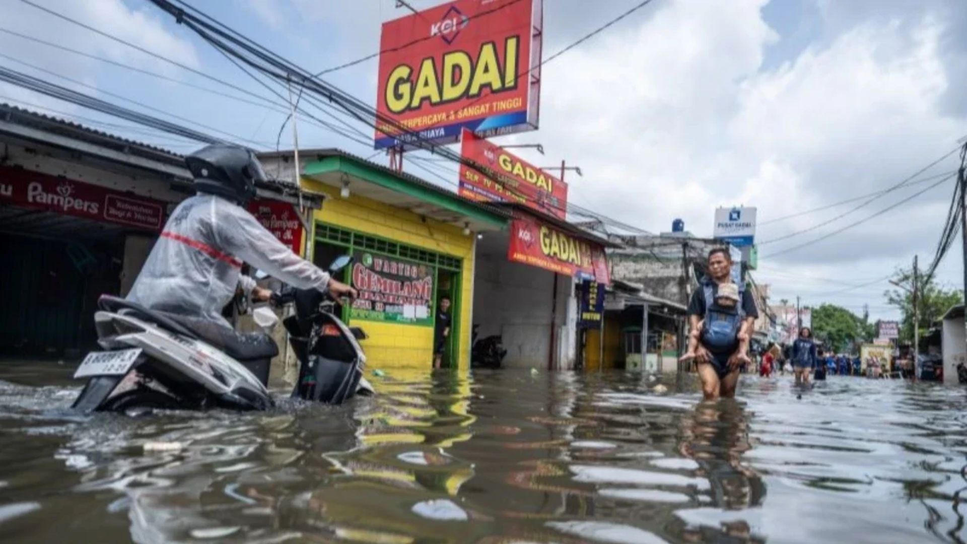 Jakarta Dikepung Air: 17 Rukun Tetangga Terparah di Timur dan Barat, Banjir Capai 1,5 Meter