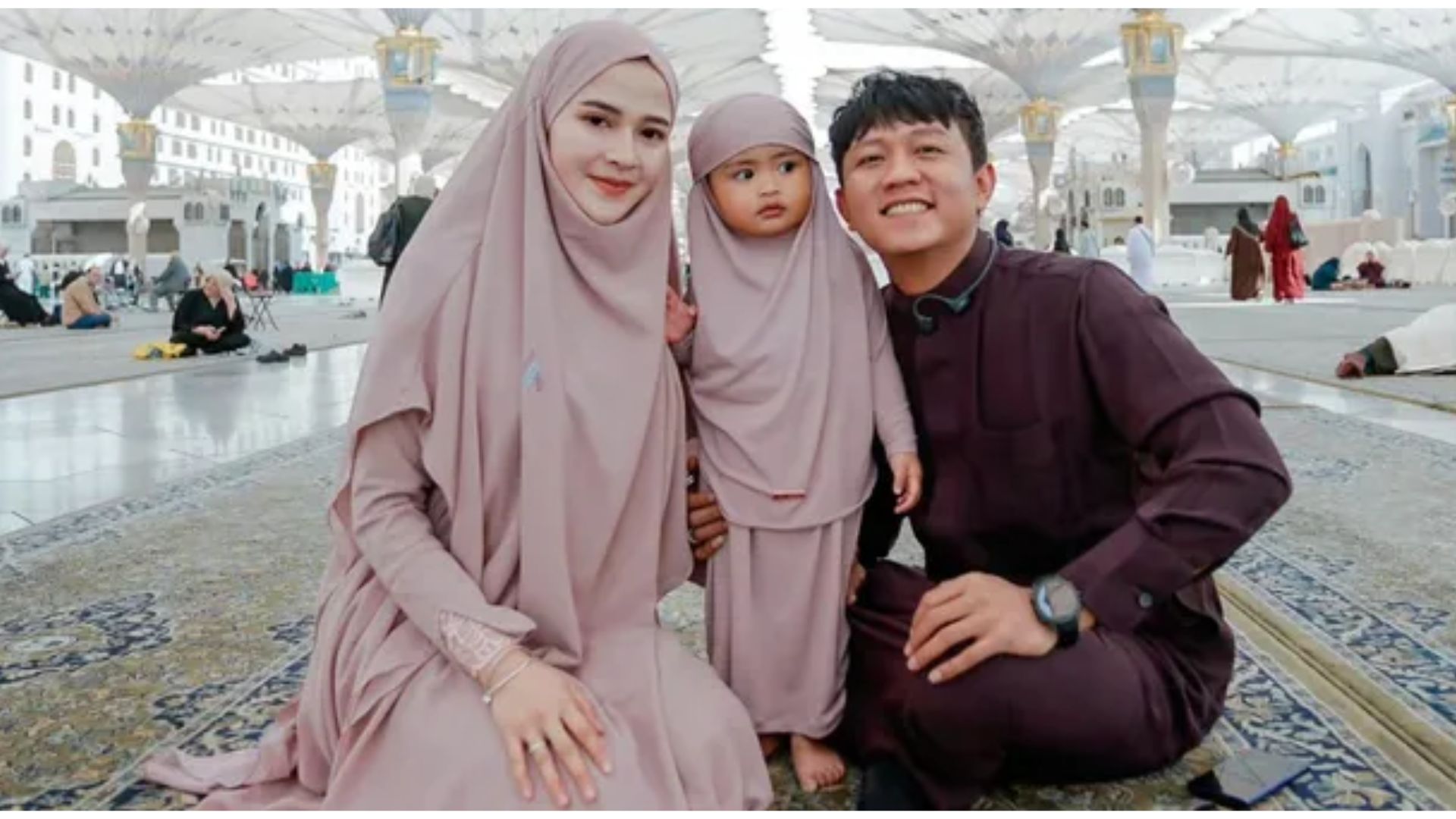 Keluarga Denny Caknan di Mekkah