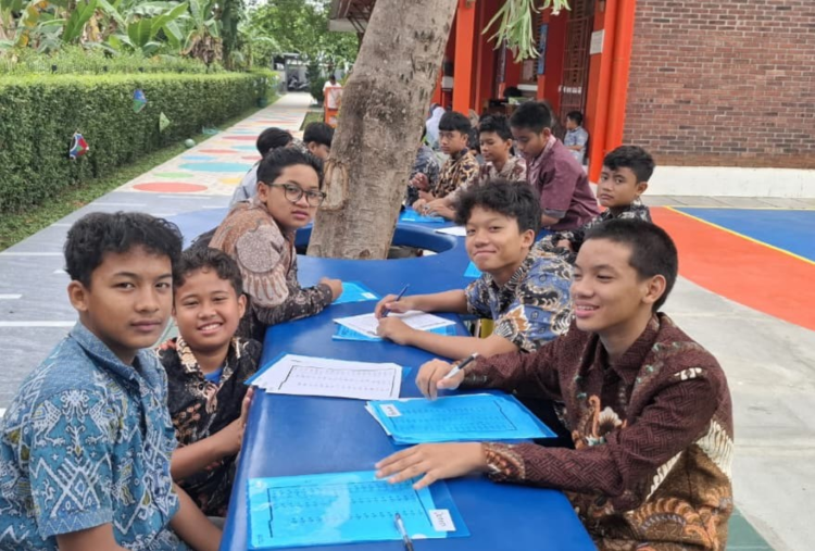 Bevan dan teman-temannya di SMP BIAS Yogyakarta mengenakan batik sehari-hari sebagai ekspresi budaya Gen Z