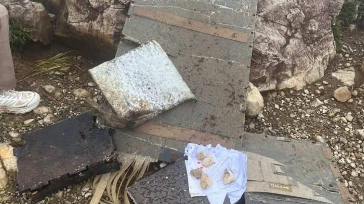 Puing pesawat ATR 42-500 yang jatuh di Gunung Bulusaraung, Sulawesi Selatan