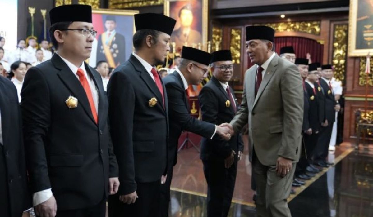 Menteri Pertahanan Sjafrie Sjamsoeddin menyalami tenaga ahli Dewan Pertahanan Nasional saat prosesi pelantikan di Jakarta.