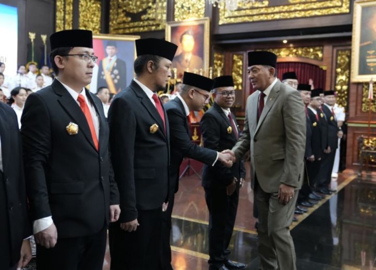 Menteri Pertahanan Sjafrie Sjamsoeddin menyalami tenaga ahli Dewan Pertahanan Nasional saat prosesi pelantikan di Jakarta.