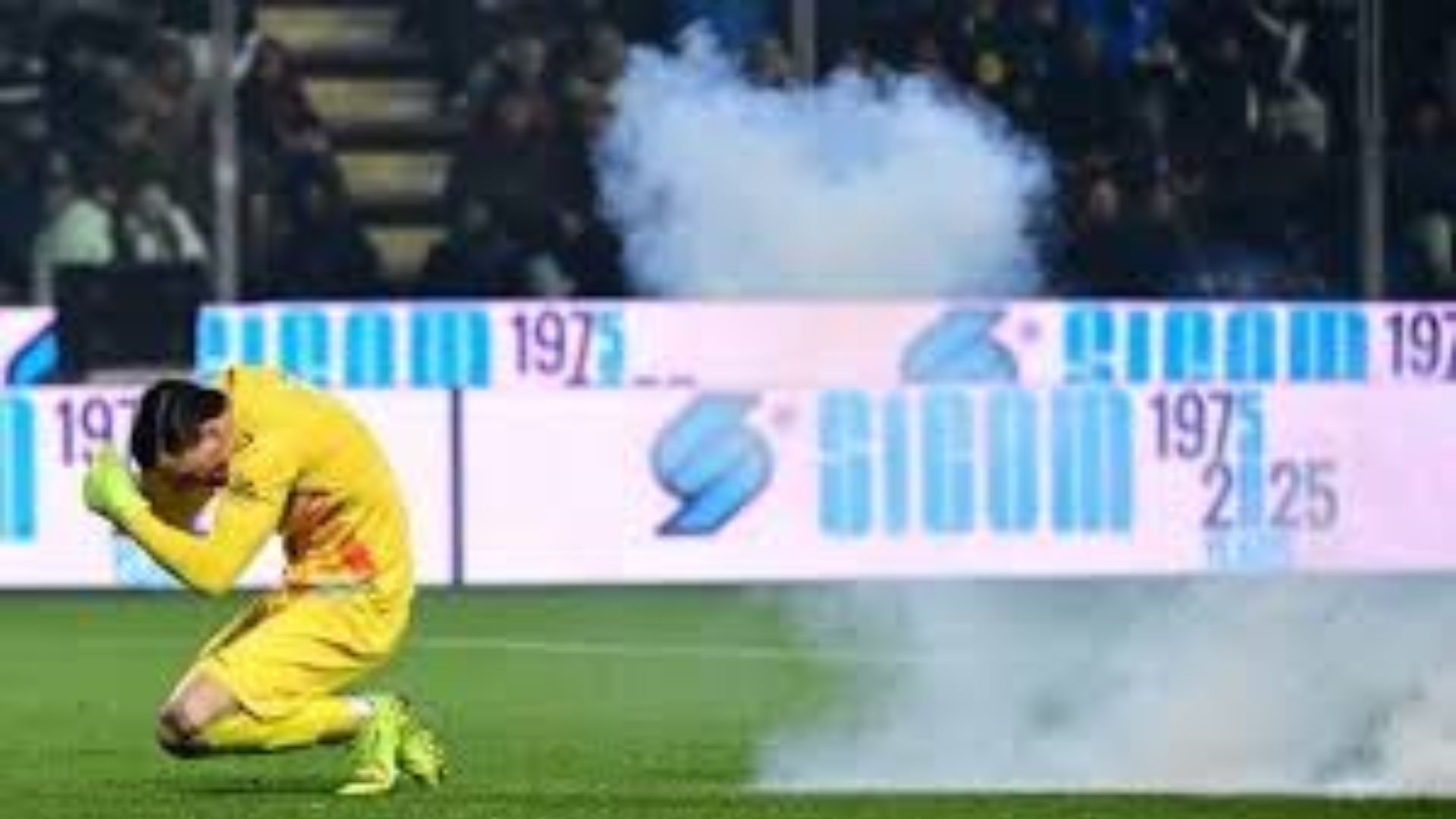 Insiden Mencekam di Serie A: Flare Mendarat di Lapangan, Kiper Emil Audero Sempat Kolaps