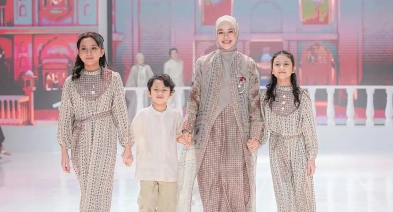Momen Emosional: Aksi Panggung Natasha Rizky Bersama Tiga Buah Hati Curi Perhatian di Gelaran Mode