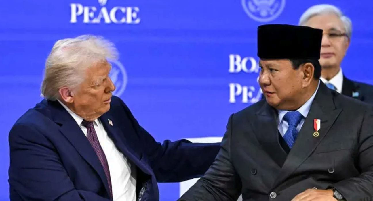 Presiden Indonesia Prabowo Subianto berjabat tangan dengan Presiden Amerika Serikat Donald Trump dalam pertemuan Dewan Perdamaian pada World Economic Forum 2026 di Davos, Swiss. Alternatif alt text (lebih singkat):