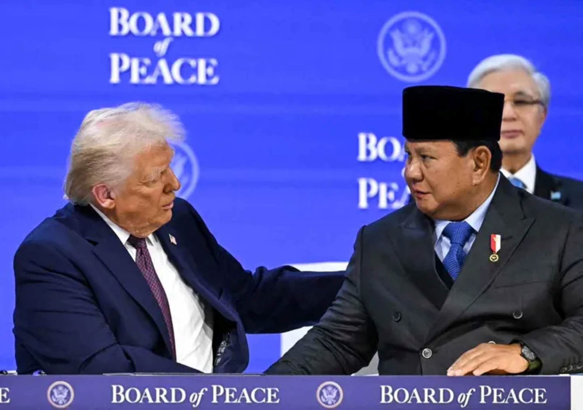 Presiden Indonesia Prabowo Subianto berjabat tangan dengan Presiden Amerika Serikat Donald Trump dalam pertemuan Dewan Perdamaian pada World Economic Forum 2026 di Davos, Swiss. Alternatif alt text (lebih singkat):