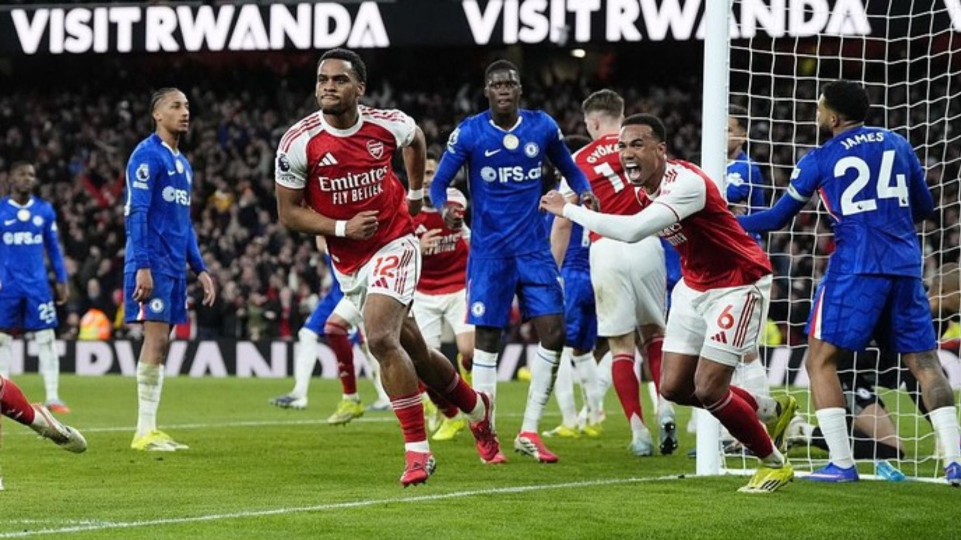 Heboh di Derby London! Fans Beri Julukan Kocak Arsenal 'Corner FC' dan Chelsea 'Red Card FC'