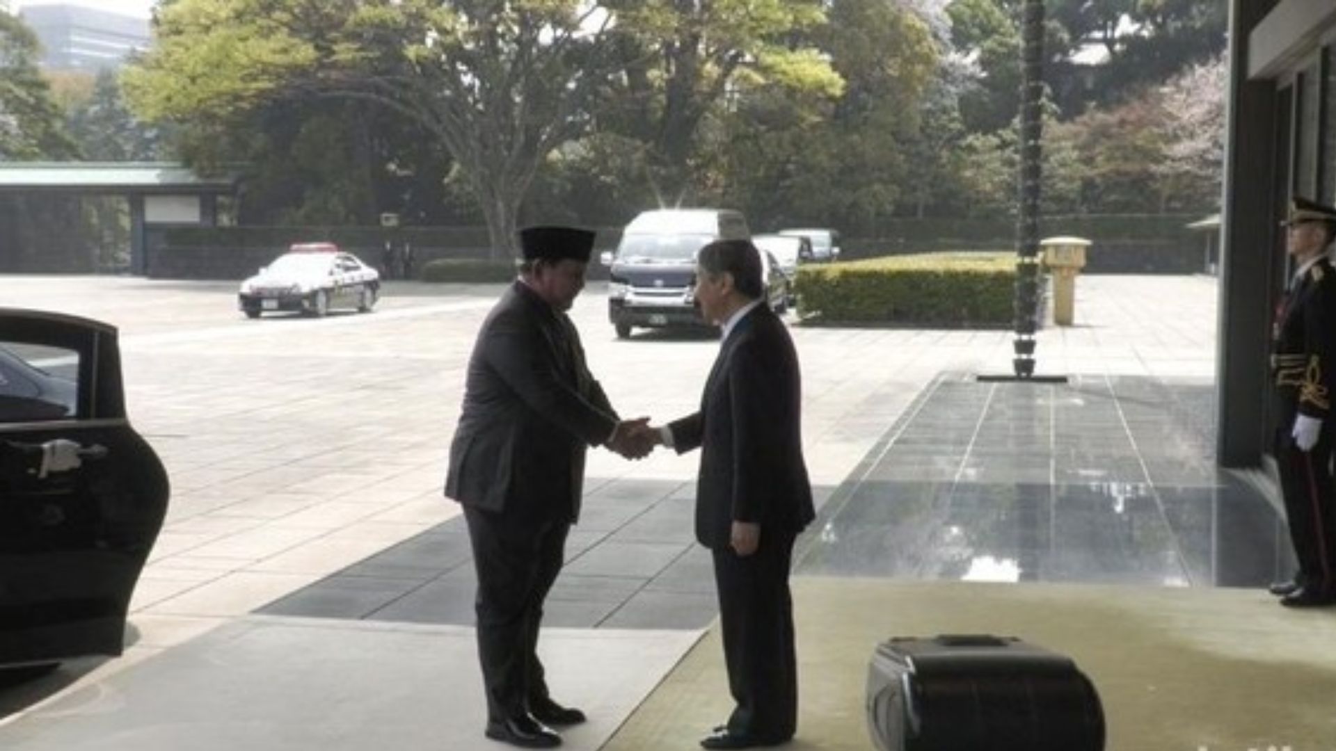 Momen Hangat Prabowo Disambut Kaisar Jepang di Tokyo