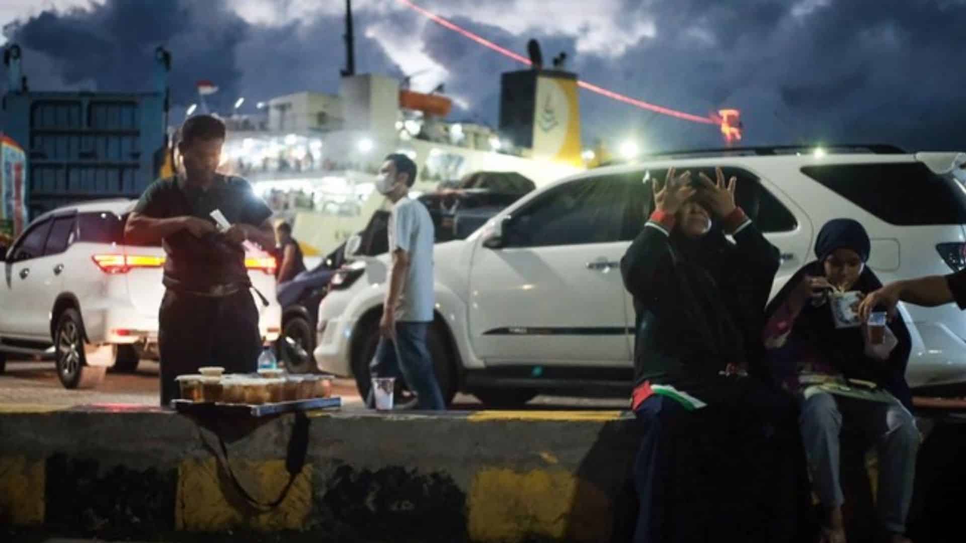 Momen Pemudik Buka Puasa di Tengah Antrean Kapal Merak