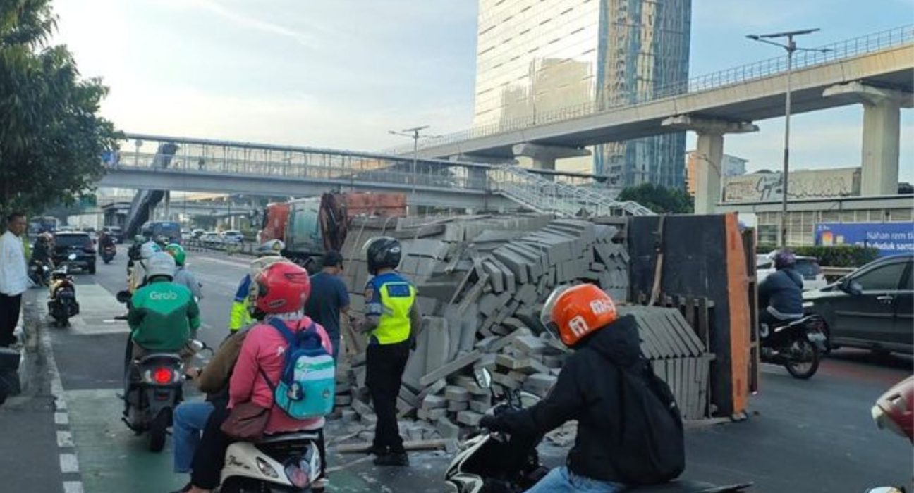 Truk Hebel Terguling di Gatsu, Waspada Macet Pagi Ini