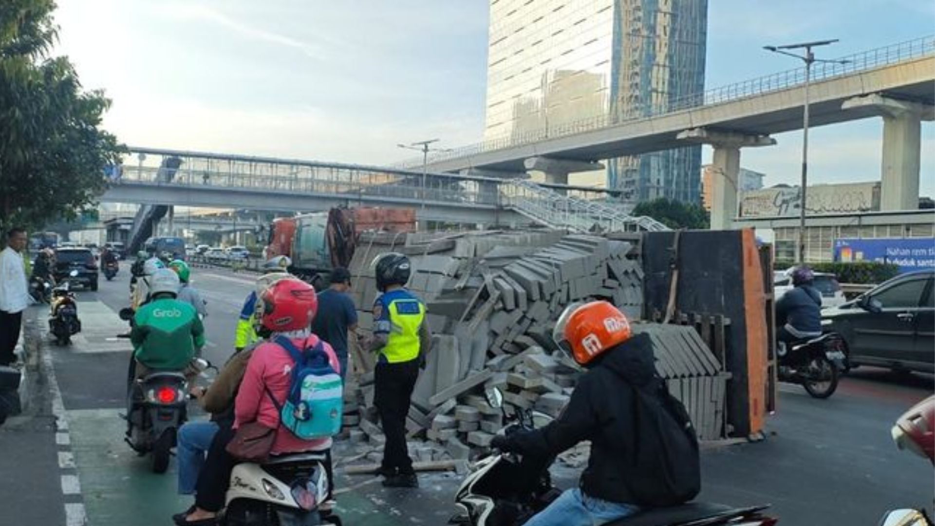Truk Hebel Terguling di Gatsu, Waspada Macet Pagi Ini