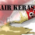 Momen Pemudik Buka Puasa di Tengah Antrean Kapal Merak