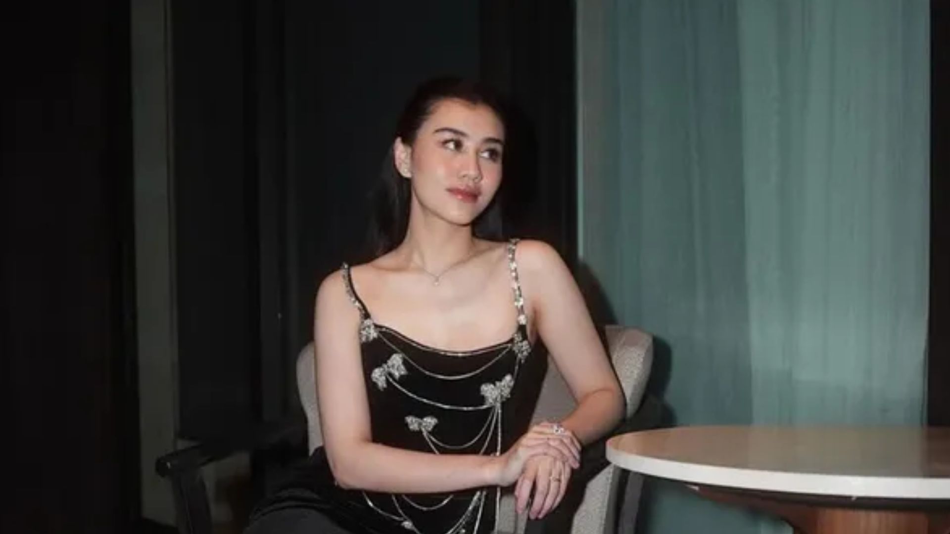 7 Pesona Aaliyah Massaid Bergaun Kupu-Kupu Saat Kondangan